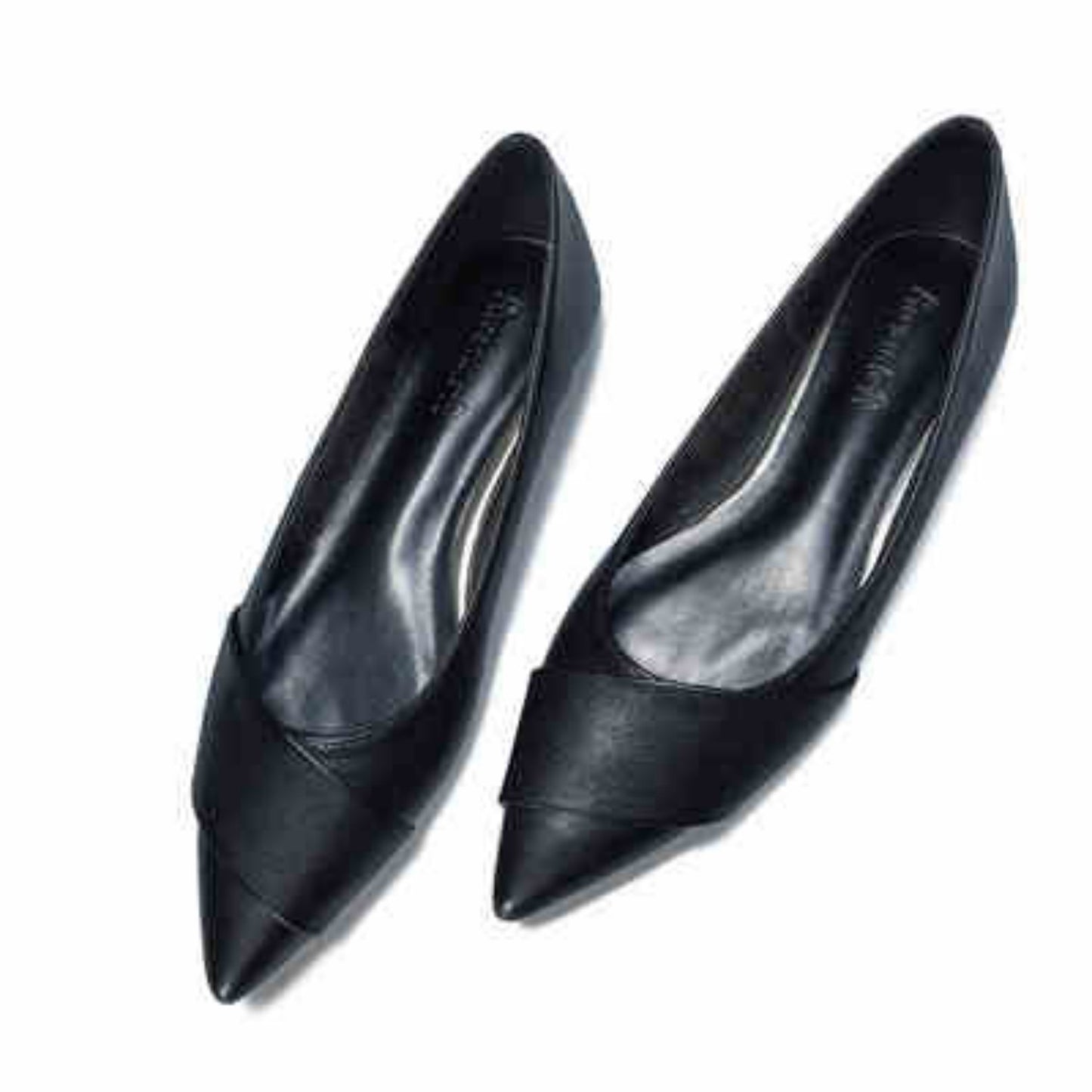 Le scarpe basse con punta affilata sono versatili per le donne