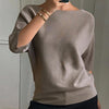 T-shirt in maglia da donna elegante e alla moda con maniche a tre quarti e scollo a barca