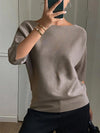 T-shirt in maglia da donna elegante e alla moda con maniche a tre quarti e scollo a barca