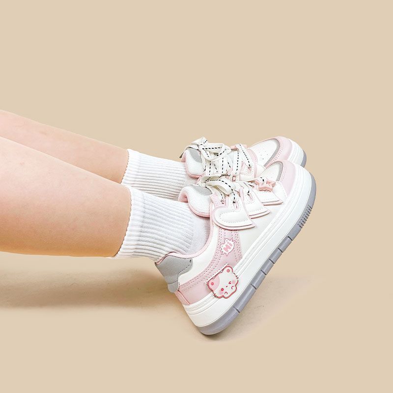 Popolare scarpa da ginnastica con suola spessa, ragazza carina alla moda