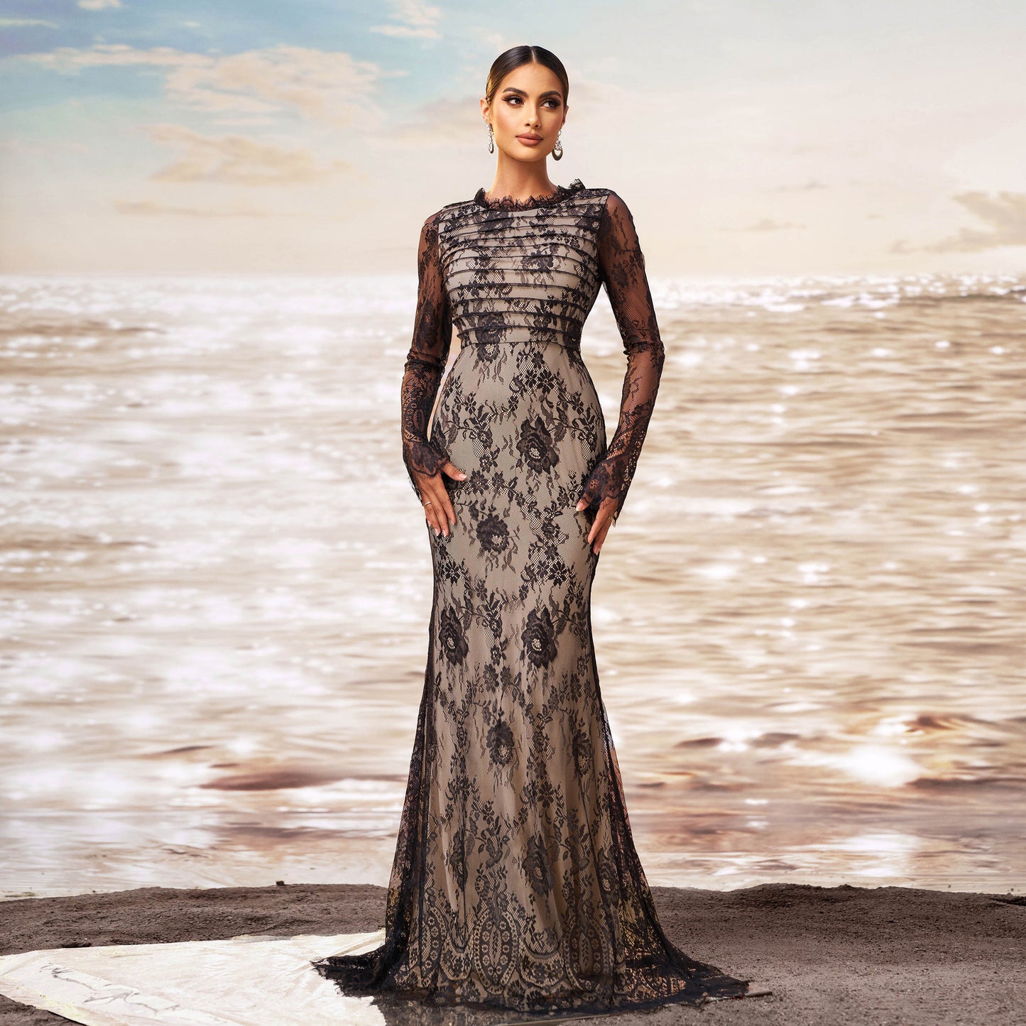 Vestito da sera a sirena in garza a maniche lunghe e scollo rotondo
