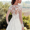 Abito da sposa semplice a linea A con scollo alto a U, maniche lunghe in pizzo e strascico lungo