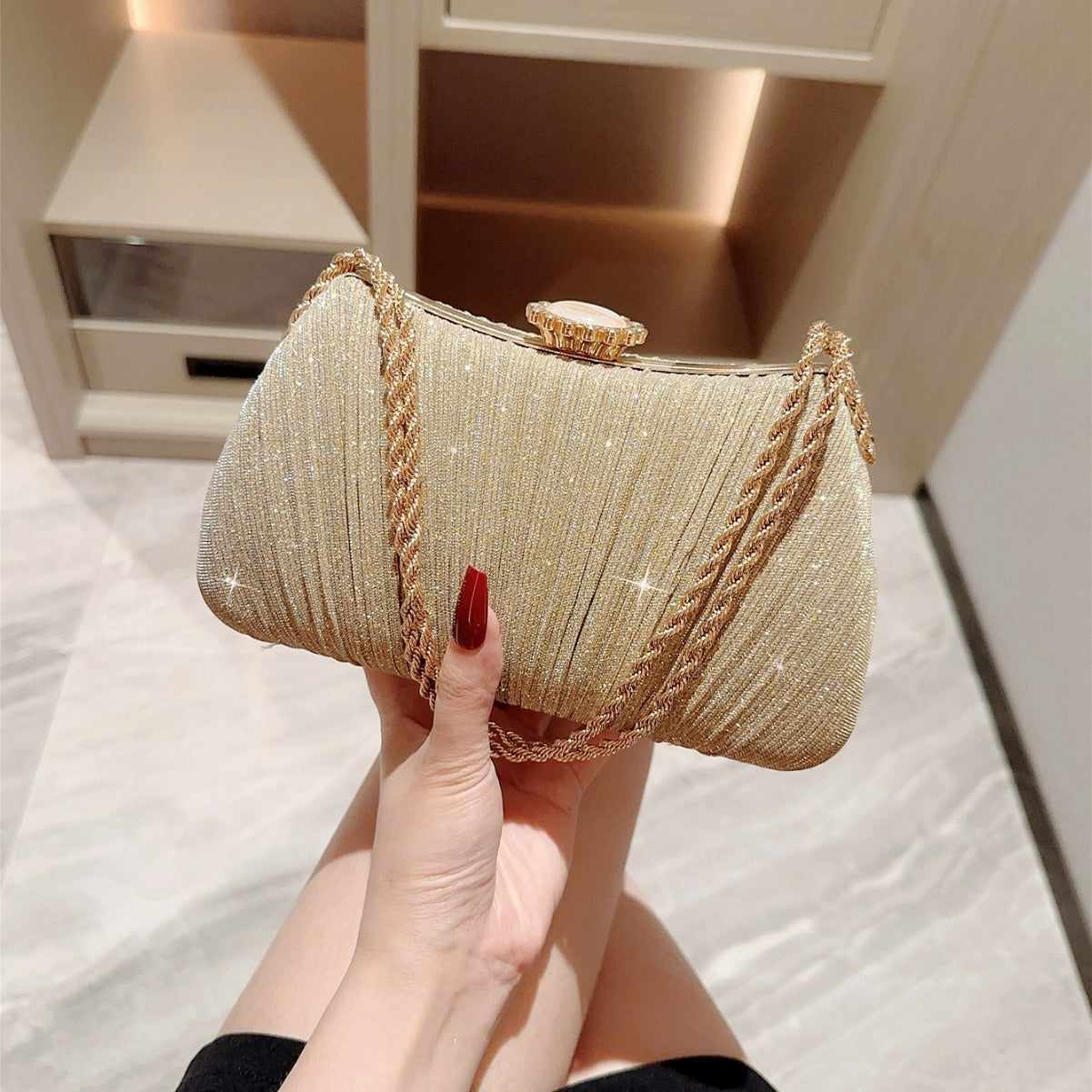 Borsa da ballo monospalla con plissettatura lucida per abito da sera