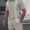 Completo da uomo con camicia a maniche corte e pantaloncini con stampa a risvolto