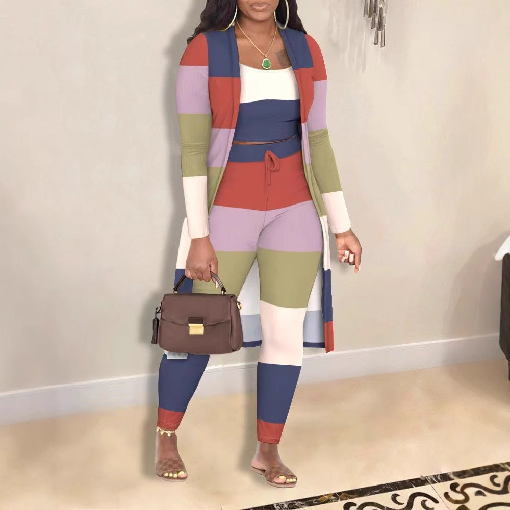 Completo tre pezzi con pantaloni e giacca a quadri colorati e alla moda casual