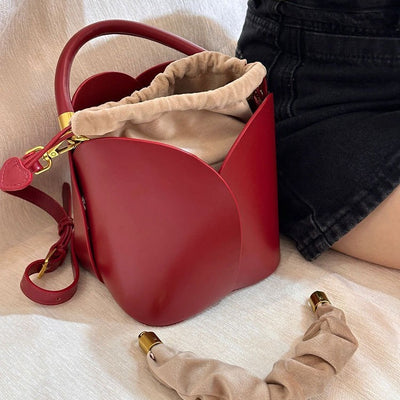 Borsa a secchiello portatile con petali rossi da sposa