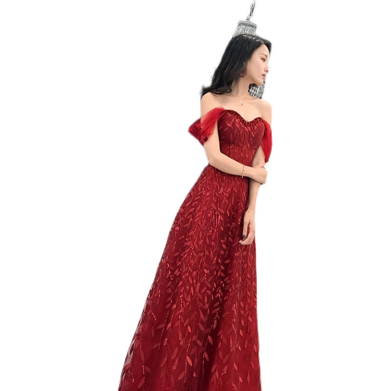 Abito da sera da sposa sottile in pizzo che modella la figura
