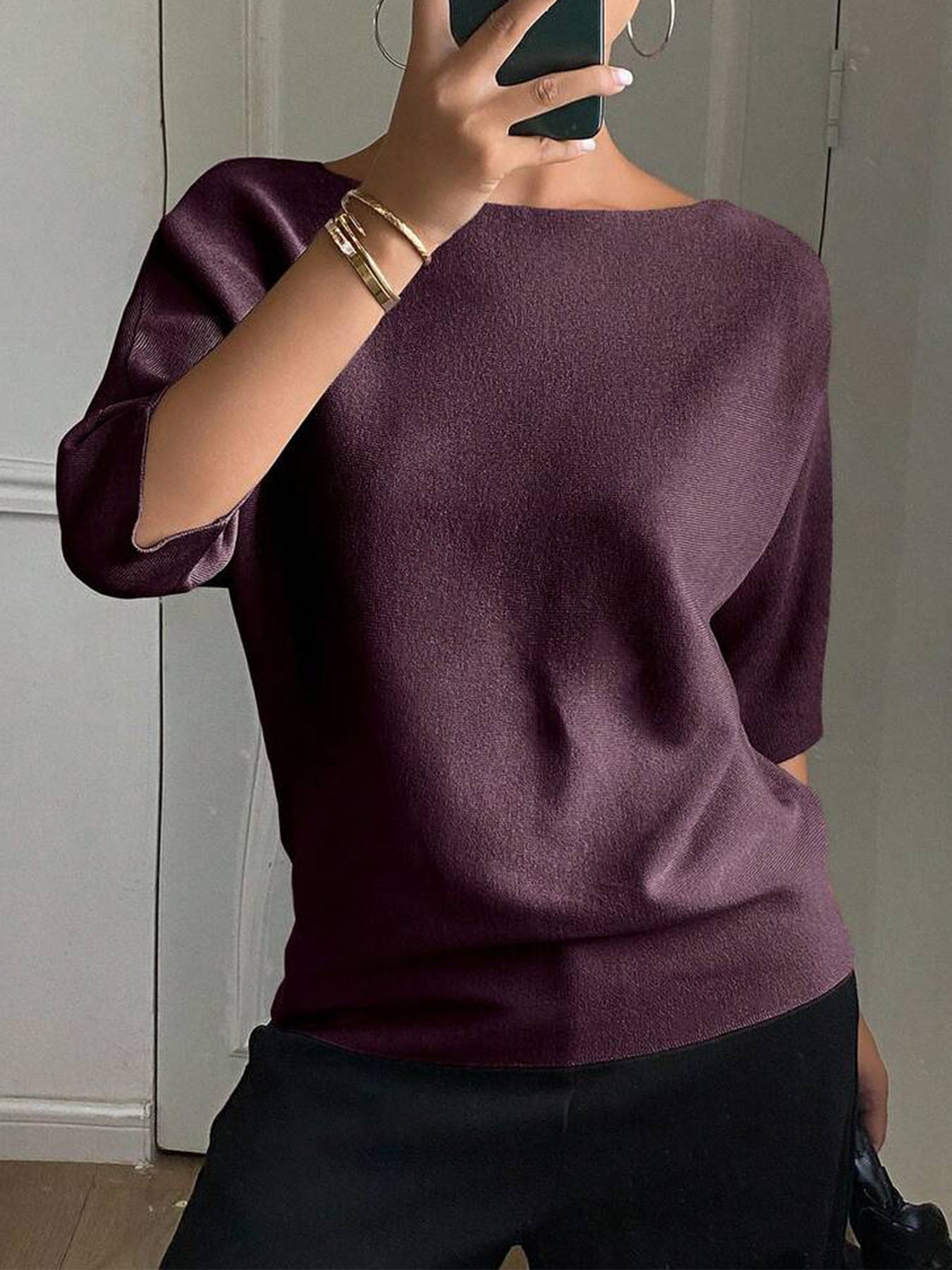 T-shirt in maglia da donna elegante e alla moda con maniche a tre quarti e scollo a barca