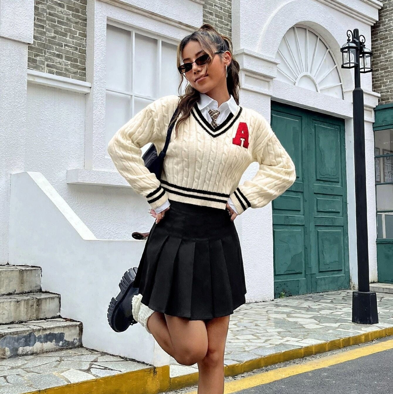 Maglietta a righe slim fit a maniche lunghe in maglia con scollo a V e motivo campus giovanile