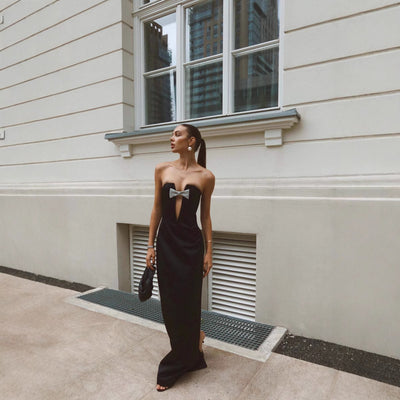 Vestito da festa aderente con spalle scoperte, schiena nuda e scollo a V profondissimo tipo bandeau