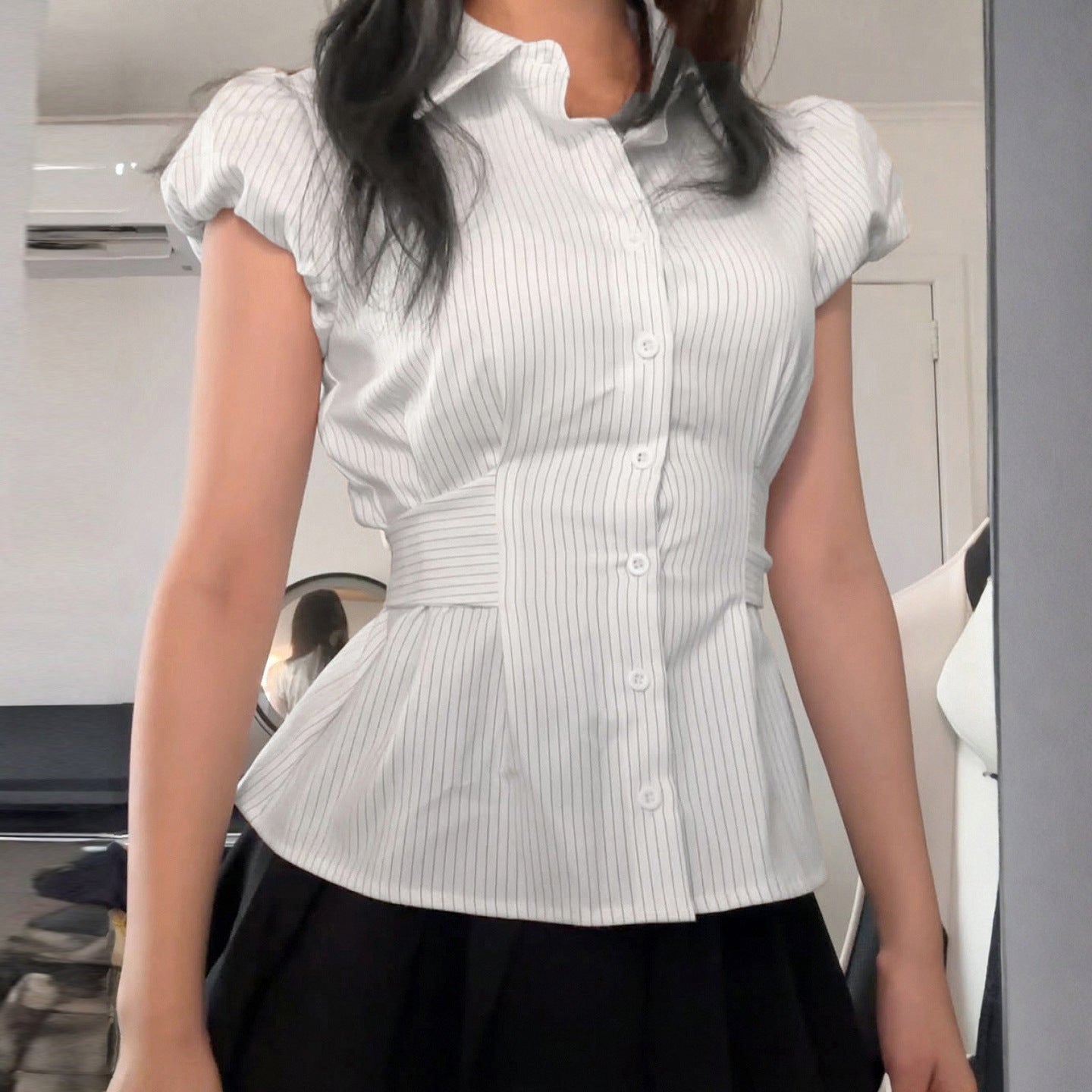 Elegante modello che valorizza la figura con vita stretta, colletto risvoltato e maniche corte