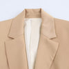 Il blazer casual a maniche lunghe è realizzato in un tessuto satinato simile alla seta