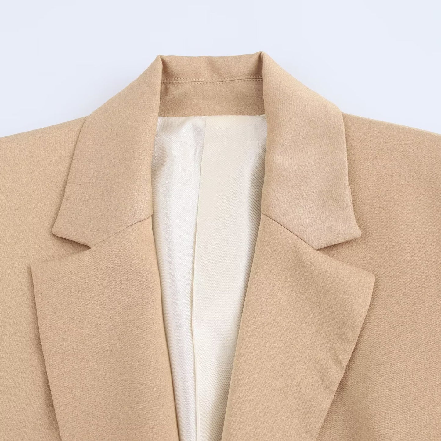 Il blazer casual a maniche lunghe è realizzato in un tessuto satinato simile alla seta