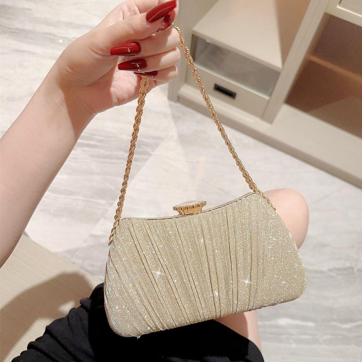 Borsa da ballo monospalla con plissettatura lucida per abito da sera