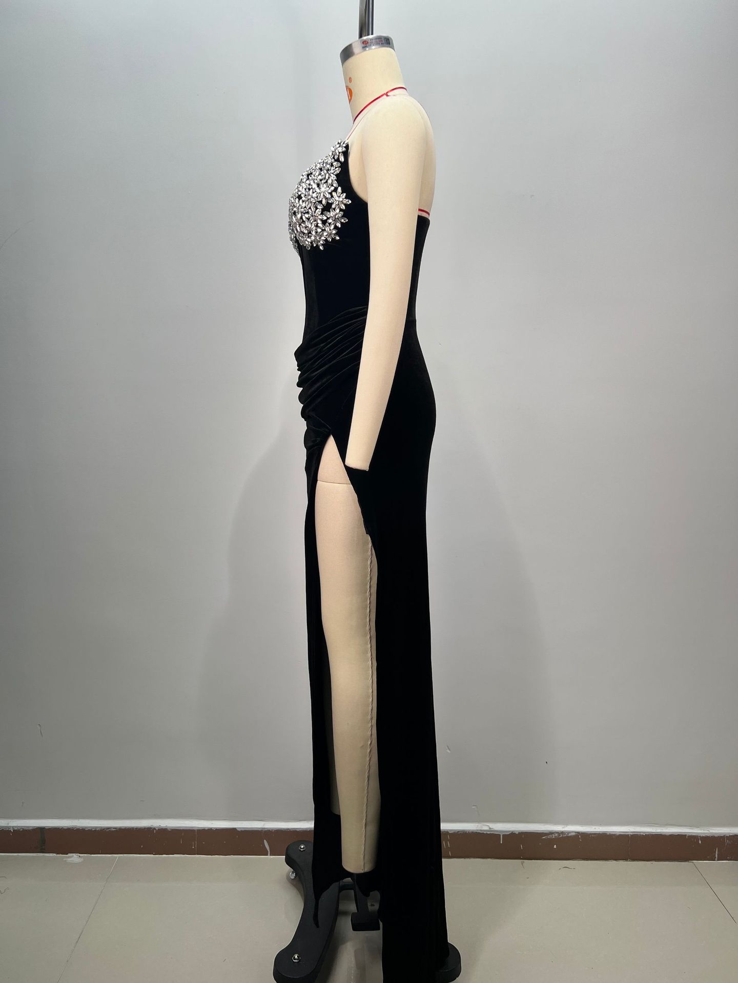 Abito lungo da donna nero a fascia aderente con strass a caldo