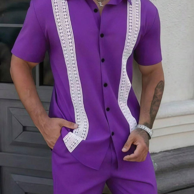 Completo da uomo con camicia a maniche corte e pantaloncini con stampa a risvolto