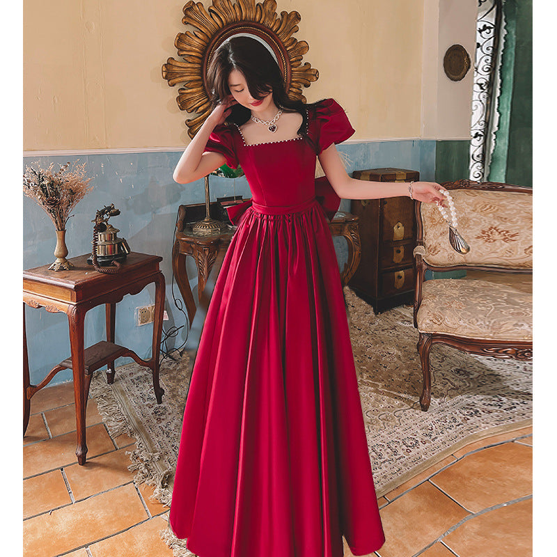 Abito in raso per fidanzamento da principessa francese quotidiano in rosso vino invernale in fuga