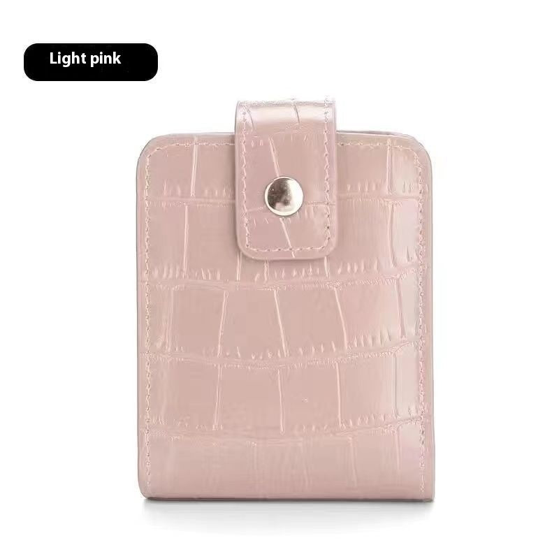 Modello di moda con specchio portatile borsa cosmetica portatile