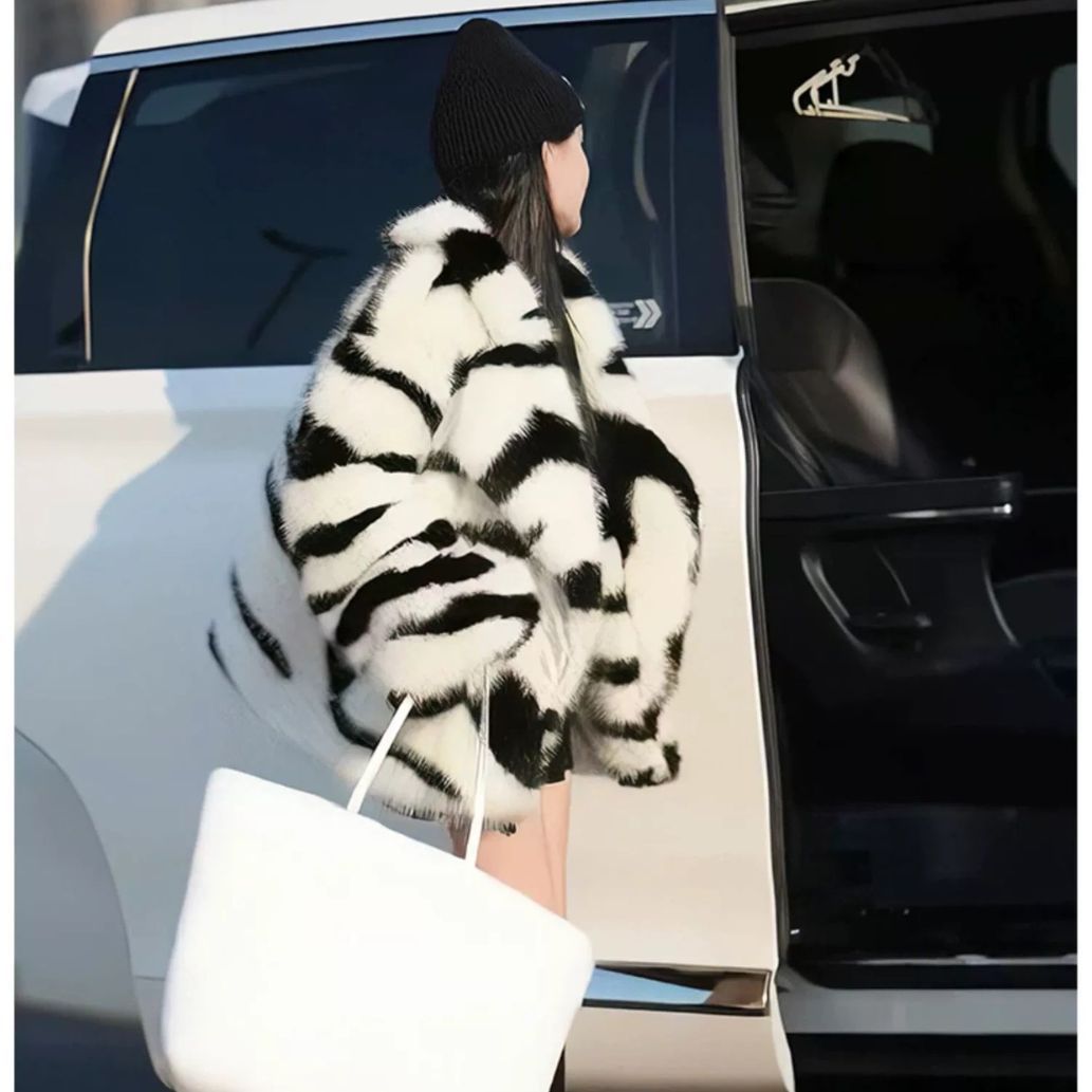 Top alla moda, casual ed elegante, con ampio colletto a righe zebrate