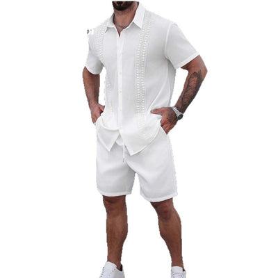Completo da uomo con camicia a maniche corte e pantaloncini con stampa a risvolto