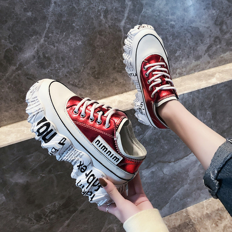 Sneakers casual alla moda con fondo in carta di giornale e rialzo