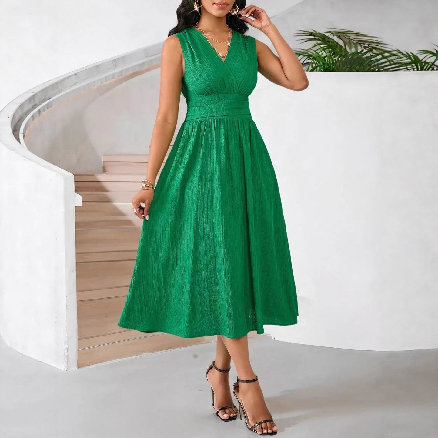 Solid-color Dress With A V-neck For An Elegant Sophisticated Look