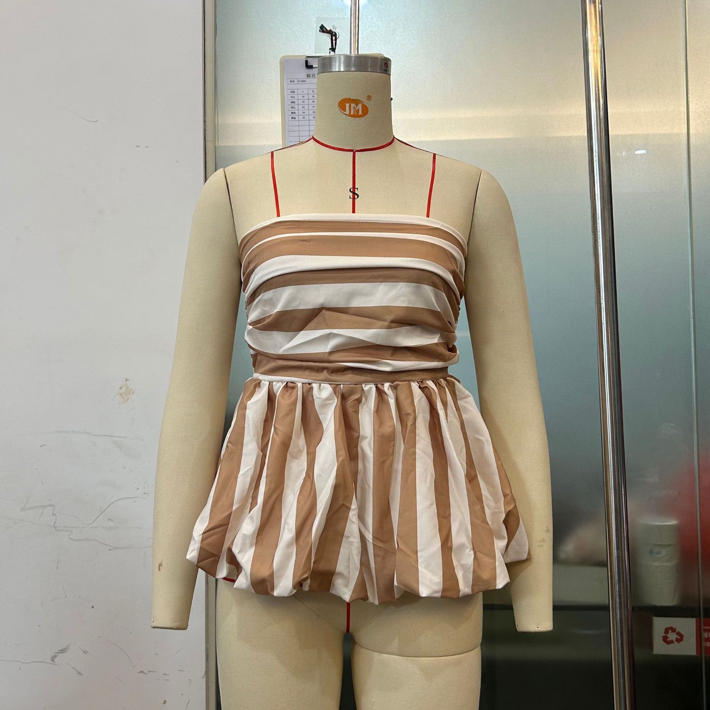 Top da donna a spalle scoperte a forma di fiore, Top all'americana da ragazza audace con scollo a barca e strisce a contrasto